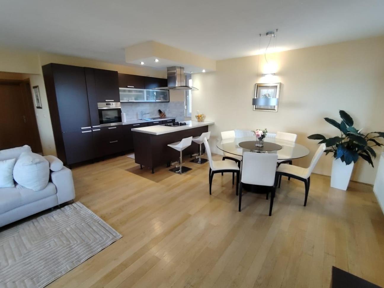 Luxury Apartment *