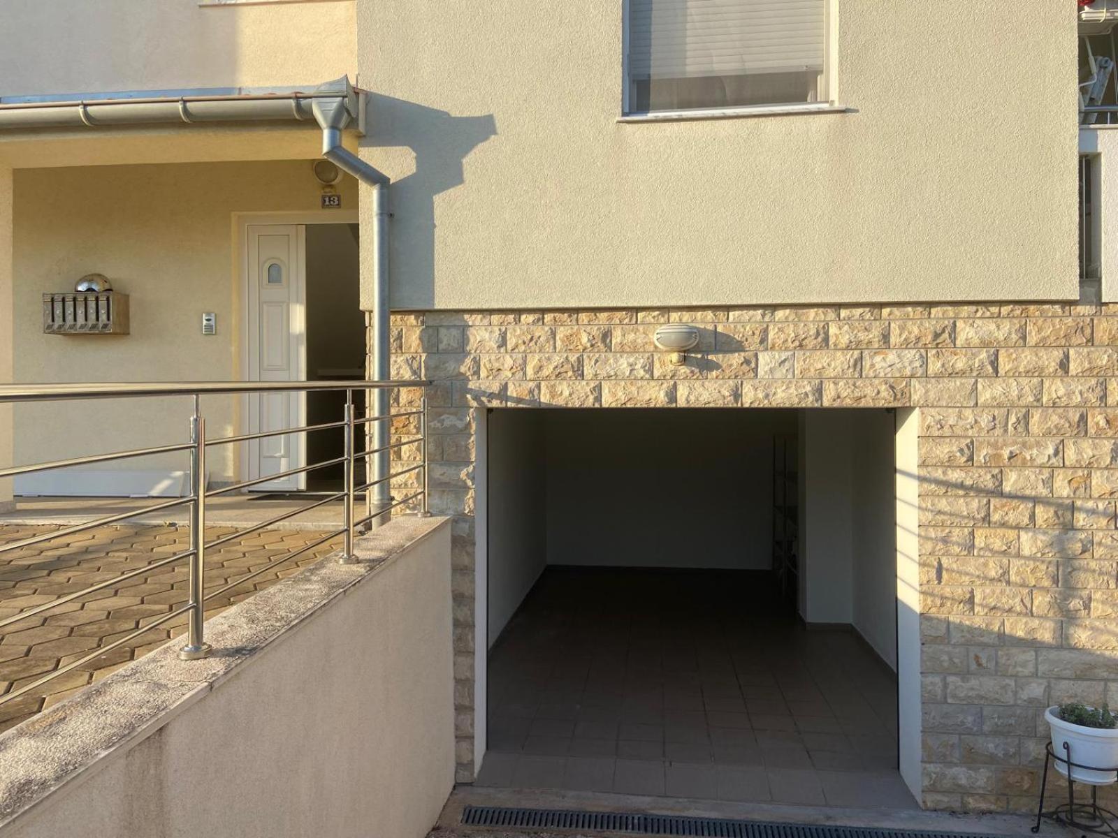 Luxury Apartment *